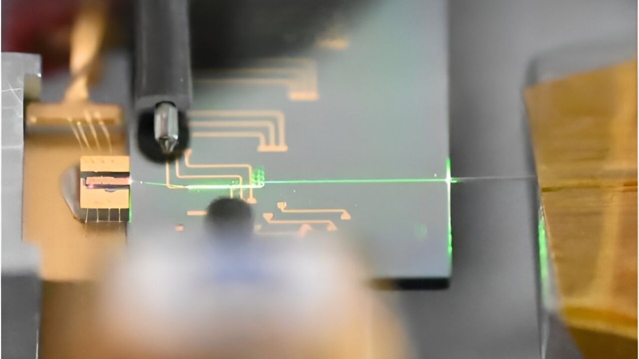 Laser ultrarrpido ganhador do Nobel agora foi colocado dentro de um chip