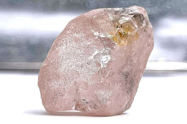 Diamante rosa encontrado em Angola  o maior em 300 anos