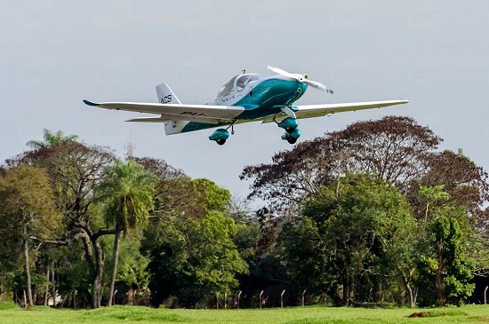 Decola primeiro avio eltrico tripulado da Amrica Latina