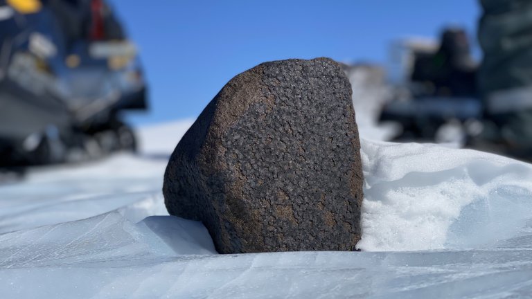 Meteorito de 7,6kg  encontrado na Antrtica