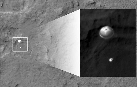 NASA mostra foto do rob Curiosity descendo de pra-quedas